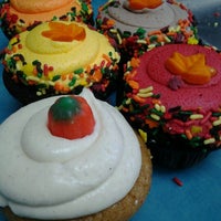 Das Foto wurde bei Cupcakes By Carousel von Lindsey D. am 9/18/2012 aufgenommen