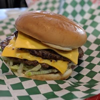 Снимок сделан в Ahn&amp;#39;s Quarter Pound Burger пользователем Joey C. 2/26/2018