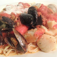 Das Foto wurde bei Joey&amp;#39;s Italian Restaurant von Joey&amp;#39;s Italian Restaurant am 4/11/2014 aufgenommen