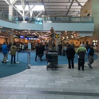 Photo taken at Vancouver International Airport (YVR) by Runar P. on 11/7/2017