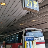 Photo taken at 国内線21番バス停 by Issei I. on 5/7/2022