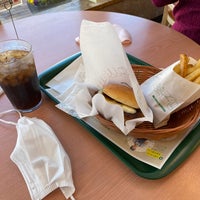 Photo taken at MOS Burger by みなみ 東. on 3/19/2023