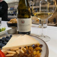 4/29/2022 tarihinde Maroula M.ziyaretçi tarafından West Coast Wine • Cheese'de çekilen fotoğraf