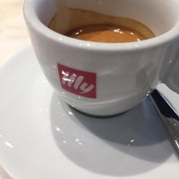 Photo taken at Espressamente Illy by Flavia C. on 11/27/2017