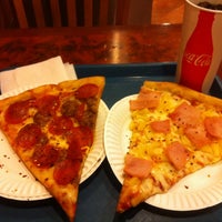 Снимок сделан в Famous Amadeus Pizza - Madison Square Garden пользователем Aaron V. 11/14/2012