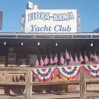 Das Foto wurde bei Flora-Bama Yacht Club von Tara S. am 11/13/2021 aufgenommen