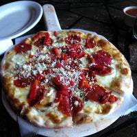 8/2/2013 tarihinde Anthony R.ziyaretçi tarafından SoLo Wood-Fired Pizza'de çekilen fotoğraf