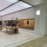 Photo taken at Apple The Oaks by Robert H. on 5/5/2024
