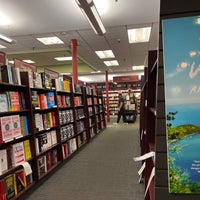 Foto diambil di Vroman&amp;#39;s Bookstore oleh Robert H. pada 10/29/2022