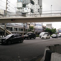 Photo taken at Ratchada-Lat Phrao Intersection Flyover by บ่าวเอส ด. on 8/17/2017