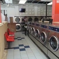 3/6/2014 tarihinde Happy Wash Laundromatziyaretçi tarafından Happy Wash Laundromat'de çekilen fotoğraf