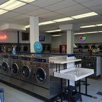 Das Foto wurde bei Happy Wash Laundromat von Happy Wash Laundromat am 5/8/2014 aufgenommen