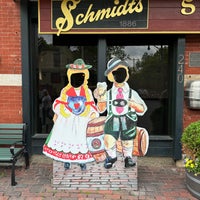 Foto diambil di Schmidt&amp;#39;s Restaurant und Sausage Haus oleh Doug M. pada 5/3/2024