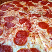 รูปภาพถ่ายที่ Pucci&#39;s Pizza โดย BigMouthGirlz เมื่อ 7/2/2013