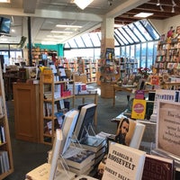 Foto diambil di Book Passage Bookstore oleh William W. pada 12/26/2017