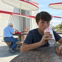Photo taken at In-N-Out Burger by William W. on 7/30/2018