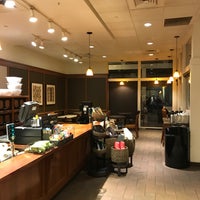 Foto tirada no(a) Peet&amp;#39;s Coffee &amp;amp; Tea por William W. em 10/25/2018