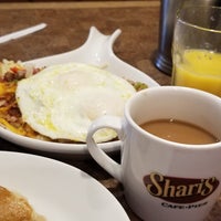 รูปภาพถ่ายที่ Shari&amp;#39;s Cafe and Pies โดย Virginia U. เมื่อ 4/6/2018