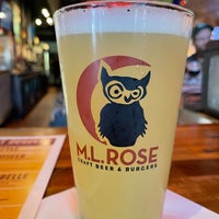 Photo taken at M.L.Rose Craft Beer &amp;amp; Burgers by Nick D. on 7/23/2023