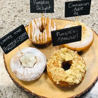 รูปภาพถ่ายที่ Duck Donuts โดย yRa G. เมื่อ 10/7/2019