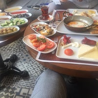 Das Foto wurde bei Renova Gusto &amp;amp; Cafe von Ağa Ethem am 11/8/2017 aufgenommen