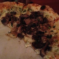 Foto tomada en Il Dolce Pizzeria &amp;amp; Restaurant  por Dwight C. el 12/11/2012