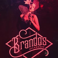 รูปภาพถ่ายที่ Brando&amp;#39;s Speakeasy โดย Candace S. เมื่อ 9/10/2015