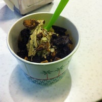 รูปภาพถ่ายที่ Brrrberry Frozen Yogurt โดย Erin F. เมื่อ 11/4/2012