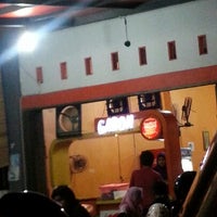 Das Foto wurde bei Burger Gaboh PKU von Prima M. am 9/20/2012 aufgenommen
