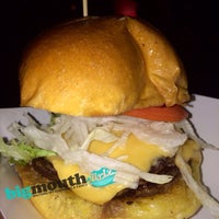 2/2/2014 tarihinde KatrinaGziyaretçi tarafından Burger Beast Burgie Awards At Esplanade Park'de çekilen fotoğraf
