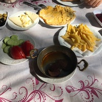 Das Foto wurde bei Sağıroğlu Sapanca | Restaurant &amp;amp; Konaklama von Fatıma am 7/29/2017 aufgenommen