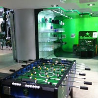 รูปภาพถ่ายที่ Heineken Brand Store โดย Karla C. เมื่อ 10/15/2012