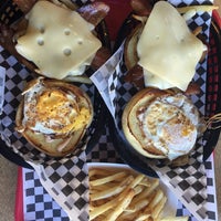 รูปภาพถ่ายที่ Blue Moon Burgers Fremont โดย Danielle S. เมื่อ 7/25/2016