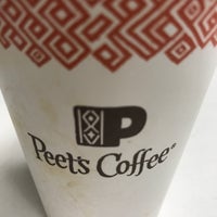 Foto diambil di Peet&amp;#39;s Coffee &amp;amp; Tea oleh Dònskï A. pada 10/6/2016