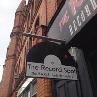 Foto tirada no(a) The RAGE (Record Art Game Emporium)/The Record Spot por Denis W. em 6/4/2015