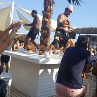 Das Foto wurde bei SeaSide Beach Lounge von Züleyha ö. am 8/6/2017 aufgenommen