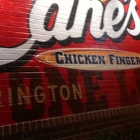 รูปภาพถ่ายที่ Raising Cane&amp;#39;s Chicken Fingers โดย Thelma P. เมื่อ 11/20/2012