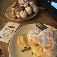 Photo taken at Petee&#39;s Pie Company by Hannah Y. on 12/3/2016