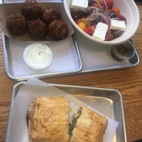 Foto scattata a Greek Eats da Jodi M. il 5/16/2017