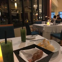 Снимок сделан в Blanca Blue Restaurant &amp;amp; Lounge пользователем Marifer C. 6/10/2017