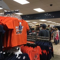 Снимок сделан в Auburn University Bookstore пользователем Andrew M. 9/30/2016