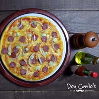 Foto tomada en Don Carlo&amp;#39;s Pizza Gourmet  por Carlos C. el 9/10/2016