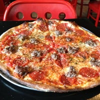 รูปภาพถ่ายที่ Salvation Pizza - 34th Street โดย Trista C. เมื่อ 12/5/2013