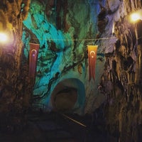 Das Foto wurde bei Yalan Dünya Mağarası von Çiçek༄🌸༄ S. am 6/28/2020 aufgenommen