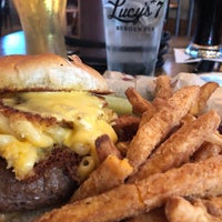 Foto tomada en Lucy&amp;#39;s #7 Burger Bar  por Adrienne S. el 8/23/2019