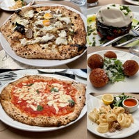 Foto diambil di L’Antica Pizzeria da Michele oleh Jenn L. pada 7/24/2022