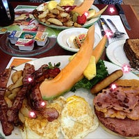 Снимок сделан в Cora&amp;#39;s Breakfast &amp;amp; Lunch пользователем Paj P. 10/12/2015