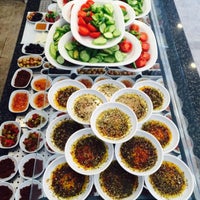 Foto tirada no(a) Morisi Kahvaltı &amp;amp; Girit Mutfağı por Tufan V. em 5/16/2015
