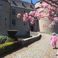 Foto tirada no(a) Château de Lavaux-Sainte-Anne por Rigt em 5/4/2016