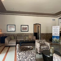 Foto diambil di Essex House Hotel &amp;amp; Lounge oleh Rosalind S. pada 2/10/2020